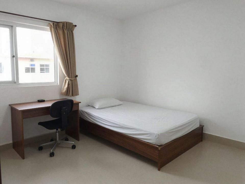 Neat studio room with bed, desk and window